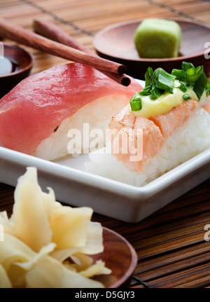 Nigiri Sushi auf weißen Teller, selektiven Fokus Stockfoto