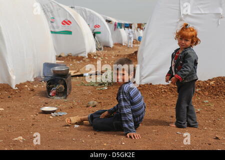 Azaz Flüchtlingslager, Syrien. 2. April 2013. Abgebildet ist der Azaz Flüchtlingslager nahe der Bab Al-Salama-Grenzübergang zwischen der Türkei und Syrien in Azaz, Syrien, 2. April 2013. Mehr als 1.000 Menschen vor allem Frauen, Kinder und ältere Menschen leben und werden von internationalen Hilfsorganisationen im Camp betreut. Täglich kommen neue Flüchtlinge aus den Konfliktgebieten, aber viele Familien für ihre Häuser verlassen täglich, weil die Bedingungen in den Flüchtlingslagern unerträglich sind. Foto: Thomas Rassloff/Dpa/Alamy Live News Stockfoto