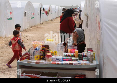 Azaz Flüchtlingslager, Syrien. 2. April 2013. Abgebildet ist der Azaz Flüchtlingslager nahe der Bab Al-Salama-Grenzübergang zwischen der Türkei und Syrien in Azaz, Syrien, 2. April 2013. Mehr als 1.000 Menschen vor allem Frauen, Kinder und ältere Menschen leben und werden von internationalen Hilfsorganisationen im Camp betreut. Täglich kommen neue Flüchtlinge aus den Konfliktgebieten, aber viele Familien für ihre Häuser verlassen täglich, weil die Bedingungen in den Flüchtlingslagern unerträglich sind. Foto: Thomas Rassloff/Dpa/Alamy Live News Stockfoto