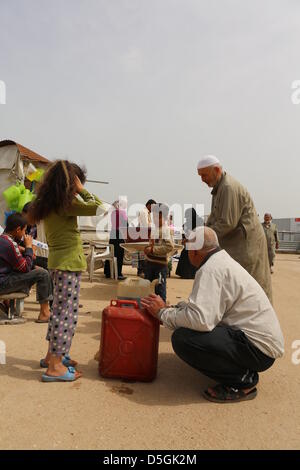 Azaz Flüchtlingslager, Syrien. 2. April 2013. Abgebildet ist der Azaz Flüchtlingslager nahe der Bab Al-Salama-Grenzübergang zwischen der Türkei und Syrien in Azaz, Syrien, 2. April 2013. Mehr als 1.000 Menschen vor allem Frauen, Kinder und ältere Menschen leben und werden von internationalen Hilfsorganisationen im Camp betreut. Täglich kommen neue Flüchtlinge aus den Konfliktgebieten, aber viele Familien für ihre Häuser verlassen täglich, weil die Bedingungen in den Flüchtlingslagern unerträglich sind. Foto: Thomas Rassloff/Dpa/Alamy Live News Stockfoto