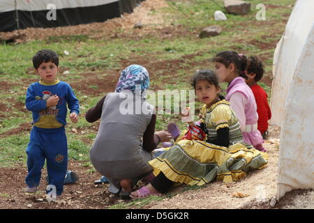 Azaz Flüchtlingslager, Syrien. 2. April 2013. Abgebildet ist der Azaz Flüchtlingslager nahe der Bab Al-Salama-Grenzübergang zwischen der Türkei und Syrien in Azaz, Syrien, 2. April 2013. Mehr als 1.000 Menschen vor allem Frauen, Kinder und ältere Menschen leben und werden von internationalen Hilfsorganisationen im Camp betreut. Täglich kommen neue Flüchtlinge aus den Konfliktgebieten, aber viele Familien für ihre Häuser verlassen täglich, weil die Bedingungen in den Flüchtlingslagern unerträglich sind. Foto: Thomas Rassloff/Dpa/Alamy Live News Stockfoto