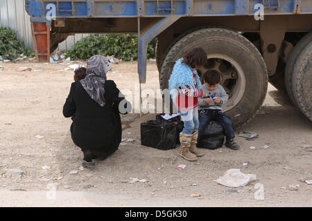 Azaz Flüchtlingslager, Syrien. 2. April 2013. Abgebildet ist der Azaz Flüchtlingslager nahe der Bab Al-Salama-Grenzübergang zwischen der Türkei und Syrien in Azaz, Syrien, 2. April 2013. Mehr als 1.000 Menschen vor allem Frauen, Kinder und ältere Menschen leben und werden von internationalen Hilfsorganisationen im Camp betreut. Täglich kommen neue Flüchtlinge aus den Konfliktgebieten, aber viele Familien für ihre Häuser verlassen täglich, weil die Bedingungen in den Flüchtlingslagern unerträglich sind. Foto: Thomas Rassloff/Dpa/Alamy Live News Stockfoto