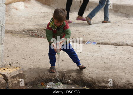 Azaz Flüchtlingslager, Syrien. 2. April 2013. Abgebildet ist der Azaz Flüchtlingslager nahe der Bab Al-Salama-Grenzübergang zwischen der Türkei und Syrien in Azaz, Syrien, 2. April 2013. Mehr als 1.000 Menschen vor allem Frauen, Kinder und ältere Menschen leben und werden von internationalen Hilfsorganisationen im Camp betreut. Täglich kommen neue Flüchtlinge aus den Konfliktgebieten, aber viele Familien für ihre Häuser verlassen täglich, weil die Bedingungen in den Flüchtlingslagern unerträglich sind. Foto: Thomas Rassloff/Dpa/Alamy Live News Stockfoto