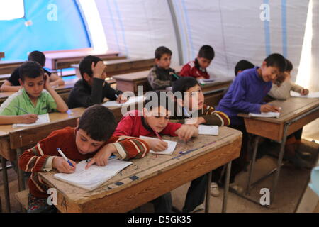 Azaz Flüchtlingslager, Syrien. 2. April 2013. Kinder gehen zur Schule an der Azaz Flüchtlingslager nahe der Bab Al-Salama-Grenzübergang zwischen der Türkei und Syrien in Azaz, Syrien, 2. April 2013. Mehr als 1.000 Menschen vor allem Frauen, Kinder und ältere Menschen leben und werden von internationalen Hilfsorganisationen im Camp betreut. Täglich kommen neue Flüchtlinge aus den Konfliktgebieten, aber viele Familien für ihre Häuser verlassen täglich, weil die Bedingungen in den Flüchtlingslagern unerträglich sind. Foto: Thomas Rassloff/Dpa/Alamy Live News Stockfoto