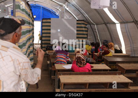 Azaz Flüchtlingslager, Syrien. 2. April 2013. Kinder gehen zur Schule an der Azaz Flüchtlingslager nahe der Bab Al-Salama-Grenzübergang zwischen der Türkei und Syrien in Azaz, Syrien, 2. April 2013. Mehr als 1.000 Menschen vor allem Frauen, Kinder und ältere Menschen leben und werden von internationalen Hilfsorganisationen im Camp betreut. Täglich kommen neue Flüchtlinge aus den Konfliktgebieten, aber viele Familien für ihre Häuser verlassen täglich, weil die Bedingungen in den Flüchtlingslagern unerträglich sind. Foto: Thomas Rassloff/Dpa/Alamy Live News Stockfoto