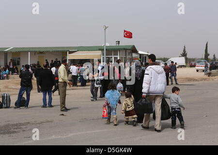 Azaz Flüchtlingslager, Syrien. 2. April 2013. Abgebildet ist der Azaz Flüchtlingslager nahe der Bab Al-Salama-Grenzübergang zwischen der Türkei und Syrien in Azaz, Syrien, 2. April 2013. Mehr als 1.000 Menschen vor allem Frauen, Kinder und ältere Menschen leben und werden von internationalen Hilfsorganisationen im Camp betreut. Täglich kommen neue Flüchtlinge aus den Konfliktgebieten, aber viele Familien für ihre Häuser verlassen täglich, weil die Bedingungen in den Flüchtlingslagern unerträglich sind. Foto: Thomas Rassloff/Dpa/Alamy Live News Stockfoto