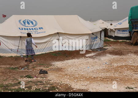 Azaz Flüchtlingslager, Syrien. 2. April 2013. Abgebildet ist der Azaz Flüchtlingslager nahe der Bab Al-Salama-Grenzübergang zwischen der Türkei und Syrien in Azaz, Syrien, 2. April 2013. Mehr als 1.000 Menschen vor allem Frauen, Kinder und ältere Menschen leben und werden von internationalen Hilfsorganisationen im Camp betreut. Täglich kommen neue Flüchtlinge aus den Konfliktgebieten, aber viele Familien für ihre Häuser verlassen täglich, weil die Bedingungen in den Flüchtlingslagern unerträglich sind. Foto: Thomas Rassloff/Dpa/Alamy Live News Stockfoto