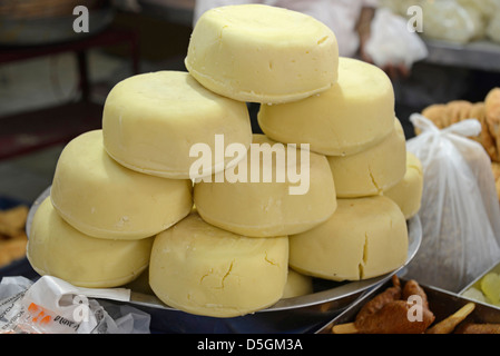 Der indische Paneer-Käse ist als Ponir oder Indian Quark bekannt und wird in Chandni Chowk verkauft, einem historischen Markt, der berühmt ist für seinen großen Markt in Alt-Delhi Stockfoto