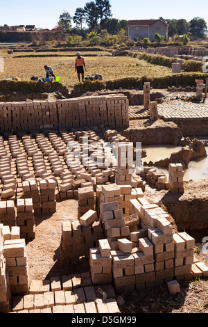 Antananarivo, Madagaskar Backstein machen in ehemaligen Reisfeld am Rande der Stadt Stockfoto