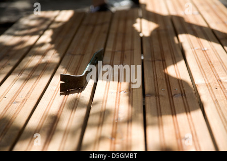 Gebäude einen Innenhof mit Terrasse aus Holz und Steinen Stockfoto