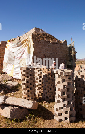 Antananarivo, Madagaskar Backstein machen in ehemaligen Reisfeld am Rande der Stadt Stockfoto