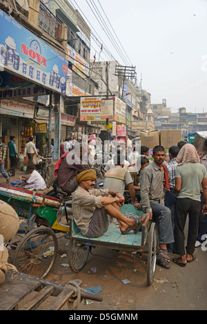 Das geschäftige Treiben einer indischen Straßenmarktszene in der Khari Baoli Road, Chandni Chowk, Old Delhi, Indien Stockfoto