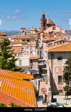 Dächer der Gebäude und der Straße in der Stadt Castiglione del Lago, Italien Stockfoto