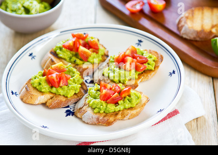 Toast Baguette mit Avocado und Tomaten Stockfoto