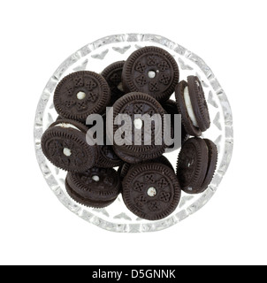 Mehrere mundgerechte Schokolade Cookies in eine dekorative Glasschüssel auf weißem Hintergrund. Stockfoto