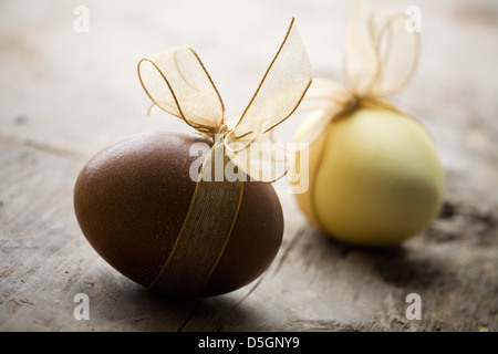 Zwei Ostereier mit schönen goldenen Bogen Stockfoto