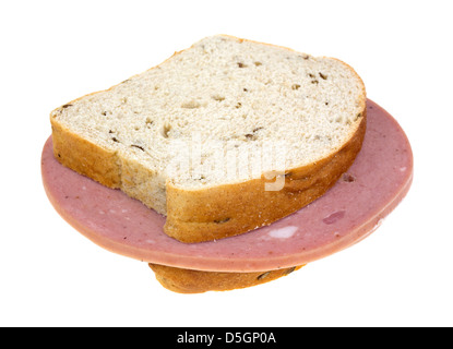 Zwei Scheiben Mortadella Frühstücksfleisch auf gesetzte Roggenbrot. Stockfoto