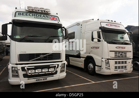 Sattelzüge, geparkt im Fahrerlager am Oulton Park Motor Racing Circuit Tarporley Cheshire England Vereinigtes Königreich UK Stockfoto