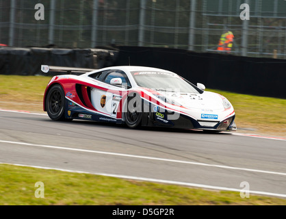 McLaren MP412C Sport-Rennwagen in der britischen GT-Meisterschaft in Oulton Park Motor Racing Circuit Cheshire England Großbritannien Stockfoto