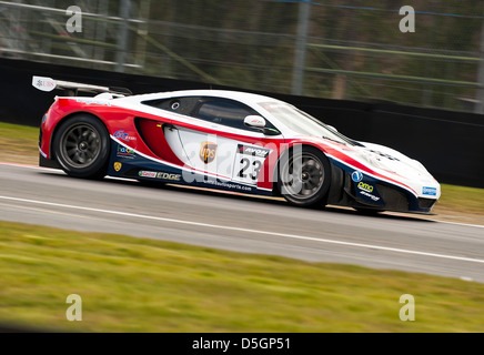 McLaren MP412C Sport-Rennwagen in der britischen GT-Meisterschaft in Oulton Park Motor Racing Circuit Cheshire England Großbritannien Stockfoto