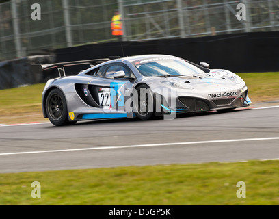 McLaren MP412C Sport-Rennwagen in der britischen GT-Meisterschaft in Oulton Park Motor Racing Circuit Cheshire England Großbritannien Stockfoto