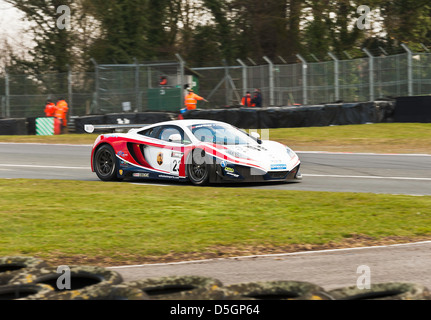 McLaren MP412C Sport-Rennwagen in der britischen GT-Meisterschaft in Oulton Park Motor Racing Circuit Cheshire England Großbritannien Stockfoto