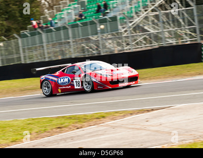 Ferrari 458 Italia GT3-Sportwagen in britischen GT-Meisterschaft in Oulton Park Motor Racing Circuit Cheshire England Großbritannien Stockfoto