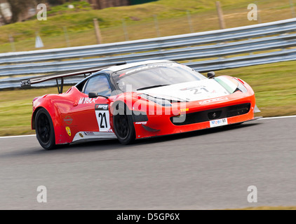 Ferrari 458 Italia GT3-Sportwagen in britischen GT-Meisterschaft in Oulton Park Motor Racing Circuit Cheshire England Großbritannien Stockfoto