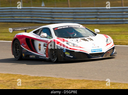 McLaren MP412C Sport-Rennwagen in der britischen GT-Meisterschaft in Oulton Park Motor Racing Circuit Cheshire England Großbritannien Stockfoto