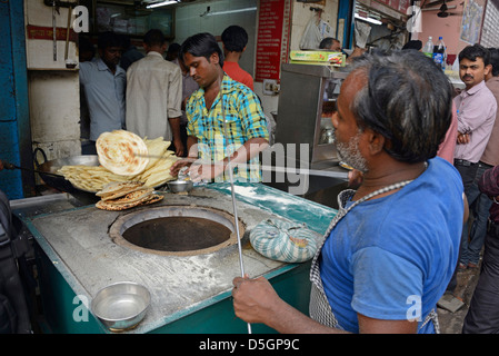 Tandoori Roti, ein indisches Brot, wird in Chandni Chowk, Old Delhi, Indien, gebacken Stockfoto