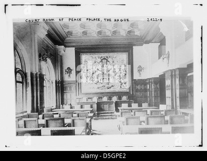 Ein Foto des Gerichtssaals im Friedenspalast in den Haag, Sitz des Internationalen Gerichtshofs. Das Bild zeigt die große Architektur des Gebäudes, das für internationale Rechtsverfahren genutzt wurde. Stockfoto