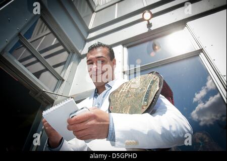 New York, USA. 2. April 2013. ALBERTO DEL RIO, der amtierende WWE World Heavyweight Champion besucht das Empire State Building 86. Stockwerk Observatory, Dienstag, 2. April 2013. Die jährliche Popkultur Extravaganza ist WrestleMania XXIX im MetLife Stadium, Sonntag, 7. April 2013. (Bild Kredit: Kredit: Bryan Smith/ZUMAPRESS.com/Alamy Live-Nachrichten) Stockfoto