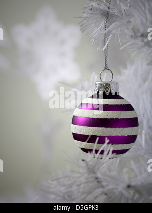 Bunte Weihnachtskugeln von weißen Weihnachtsbaum hängen Stockfoto