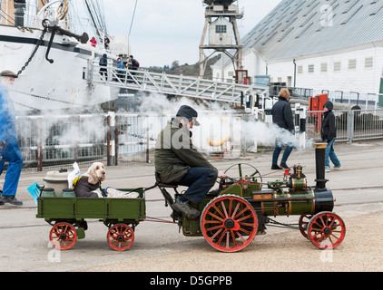 Ein Miniatur-Dampftraktor und Anhänger auf der Histpric Werft Chatham getrieben. Stockfoto