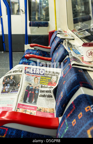 Kostenlose Zeitungen links auf einer London seiner Kutsche. Stockfoto