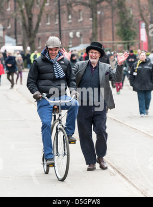 Eine Person Reiten ein Hochrad auf den Chatham Historic Dockyard. Stockfoto