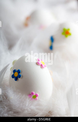 Weiße Ostereier verziert mit bunten Blumen Stockfoto