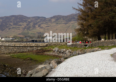 Landschaft vor dem Eingang zum Eilean Doonan Schloss in Schottland. Das ticketing Tor und die Brücke zur Burg ist sichtbar. Stockfoto