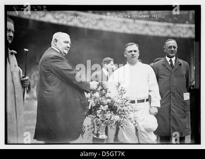 [Edward McCall präsentiert einen silbernen Korb mit Blumen an New York Giants Manager John McGraw auf Polo Grounds, NY (Baseball)] (LOC) Stockfoto