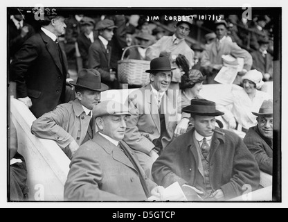 [Boxer Jim Corbett (Mitte) und Blossom Seeley (Frau von Rube Marquard) nach links bei Spiel eins der World Series 1913 auf dem Polo Grounds New York (Baseball)] (LOC) Stockfoto