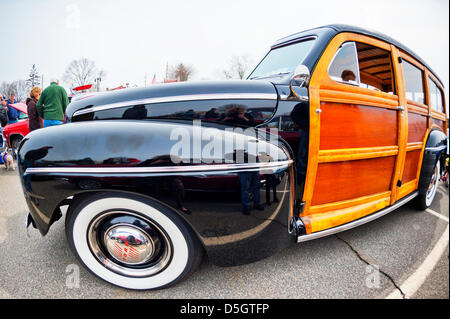 Garden City, New York, USA. 31. März 2013. Diese 1946 Ford Super Deluxe "Woodie" schwarz-Holz Kombi, im Besitz von Bob Nelson von Glen Cove, ist bei der 58. jährlichen Ostern Sonntag Vintage Car Parade und Show gesponsert von Garden City Chamber Of Commerce. Hunderte von authentischen alten Autos, 1898-1988, einschließlich Antiquitäten, Classic und besonderes Interesse an der Parade teilgenommen. Bildnachweis: Ann E Parry / Alamy Live News Stockfoto