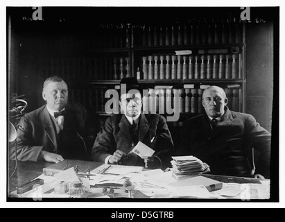 Ein historisches Foto mit Holman A. Drew, Harry K. Tau und Deputy Sheriff Kelser. Tau, bekannt für seine Beteiligung am Mord an Stanford White, wird zusammen mit seinen Mitarbeitern während eines Rechtsstreits aus dem 20. Jahrhundert gezeigt. Stockfoto