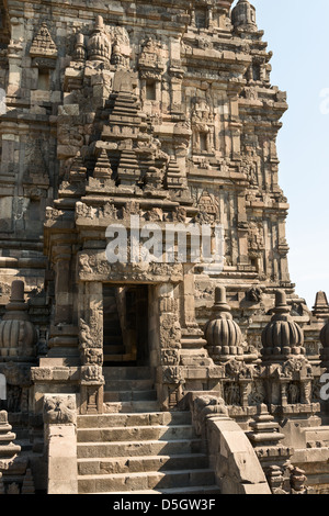 Eingang in Brahma Tempel oben in Candi Prambanan oder Candi Rara Jonggrang Hindu Tempel, Java, Indonesien Stockfoto