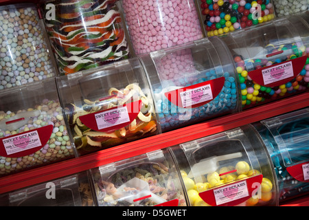 Kaufen Sie eine Thekenausstellung mit Gläsern und Tabletts mit Süßwaren aus Pick & Mix Sweets Dreams. Stockfoto