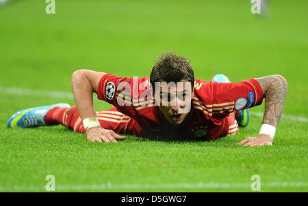 München, Deutschland. 2. April 2013. Münchner Mario Mandzukic reagiert während der UEFA Champions League Viertelfinale ersten Bein Fußballspiel zwischen FC Bayern München und Juventus Turin in München-Arena in München, Deutschland, 2. April 2013. Foto: Tobias Hase/dpa Stockfoto