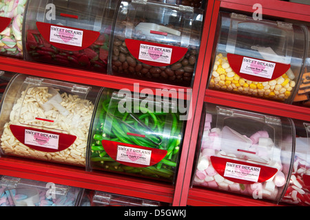 Thekendisplay mit Gläser und Schalen mit Pick & Mix Süßigkeiten-Shop Stockfoto