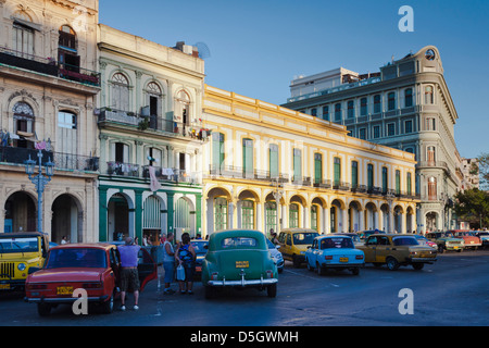 Kuba, Havanna, Havanna Vieja, Parkplatz vor dem Capitolio Nacional Stockfoto