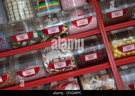 Thekendisplay mit Gläser und Schalen mit Pick & Mix Süßigkeiten-Shop Stockfoto