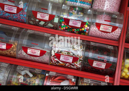 "Sweet Dreams" Shop Counter Display, Container, süß, Lebensmittel, Shop, Candy Store, Dessert, Zucker Lebensmittel Krüge und Schalen von Pick & Mix Bonbons, Southport, Großbritannien Stockfoto
