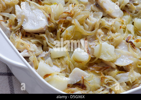 Cod. Kabeljau mit Kartoffeln und Zwiebeln gebacken Stockfoto